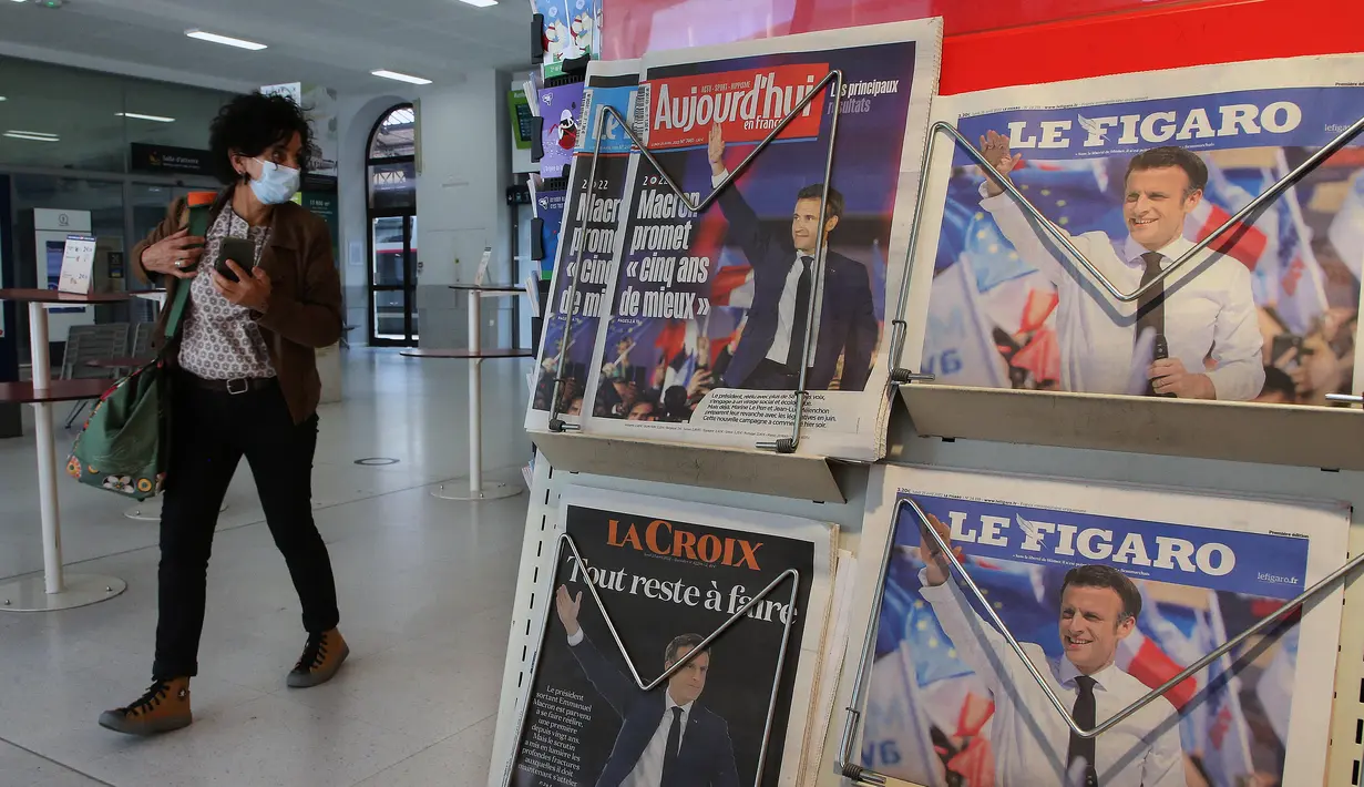 <p>Koran-koran yang memberitakan kemenangan Presiden Emmanuel Macron dalam pemilihan presiden digambarkan di Hendaye, Prancis barat daya, Senin (25/4/2022). Emmanuel Macron akhirnya berhasil memperpanjang masa jabatannya sebagai Presiden Prancis hingga lima tahun ke depan pada hari Minggu, setelah mengalahkan kandidat dari partai sayap kanan Marine Le Pen. (AP Photo/Bob Edme)</p>