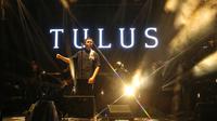 Tulus menutup panggung KLBB 2025 di hari pertama/copyright kapanlagi/adrian putra