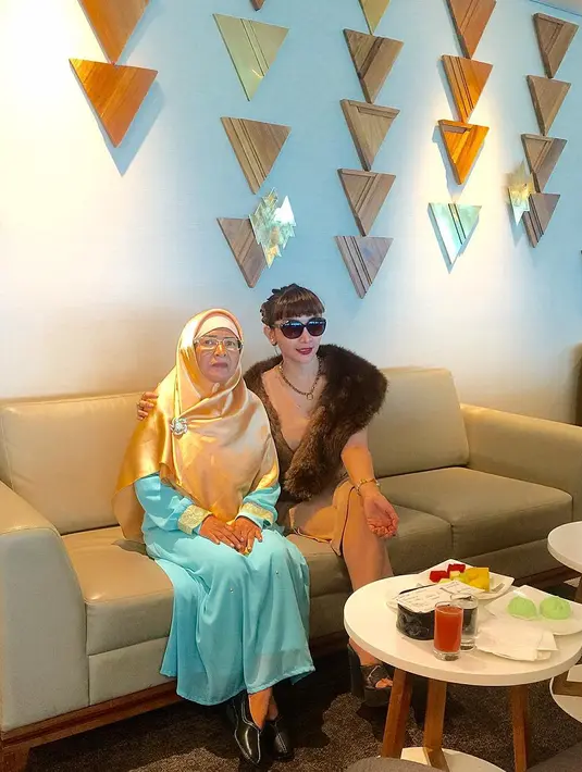 Nah, kalau yang satu ini Roro sedang bersama sang mama. Tampilannya pun tetap glamor, Roro mengenakan dress berwarna kulit yang dipadukan dengan selendang berbulu serta kacamata hitamnya. (Instagram/roro.fitria1989)