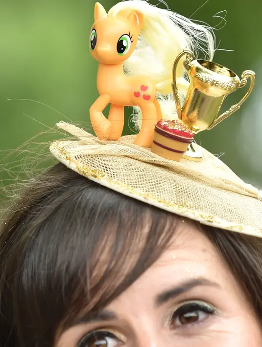 Model berpose sebelum pertandingan balap kuda di Melbourne Cup ke-157 di Flemington Racecourse di Melbourne, Australia, (7/11). Para wanita ini tampil cantik dengan hiasan kepala yang mereka gunakan. (AFP Photo / Paul Crock)