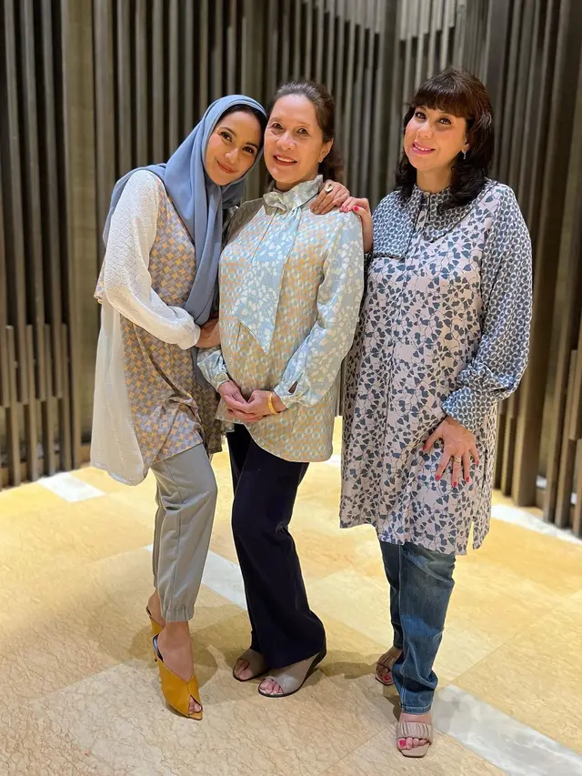 6 Potret Maudy Koesnaedi Bukber Bareng Keluarga, Penampilannya Curi Perhatian