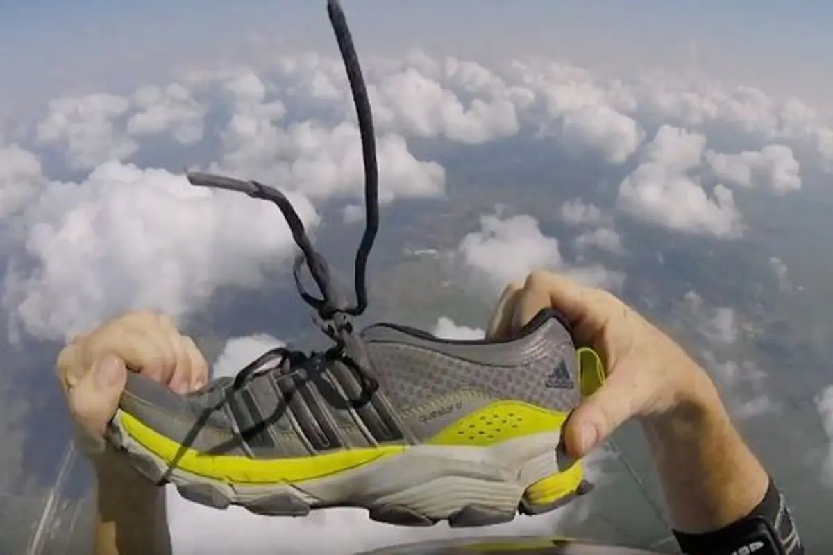 [Bintang] Kocak, Skydiver Ini Sukses Tangkap Sepatunya yang Lepas di Udara