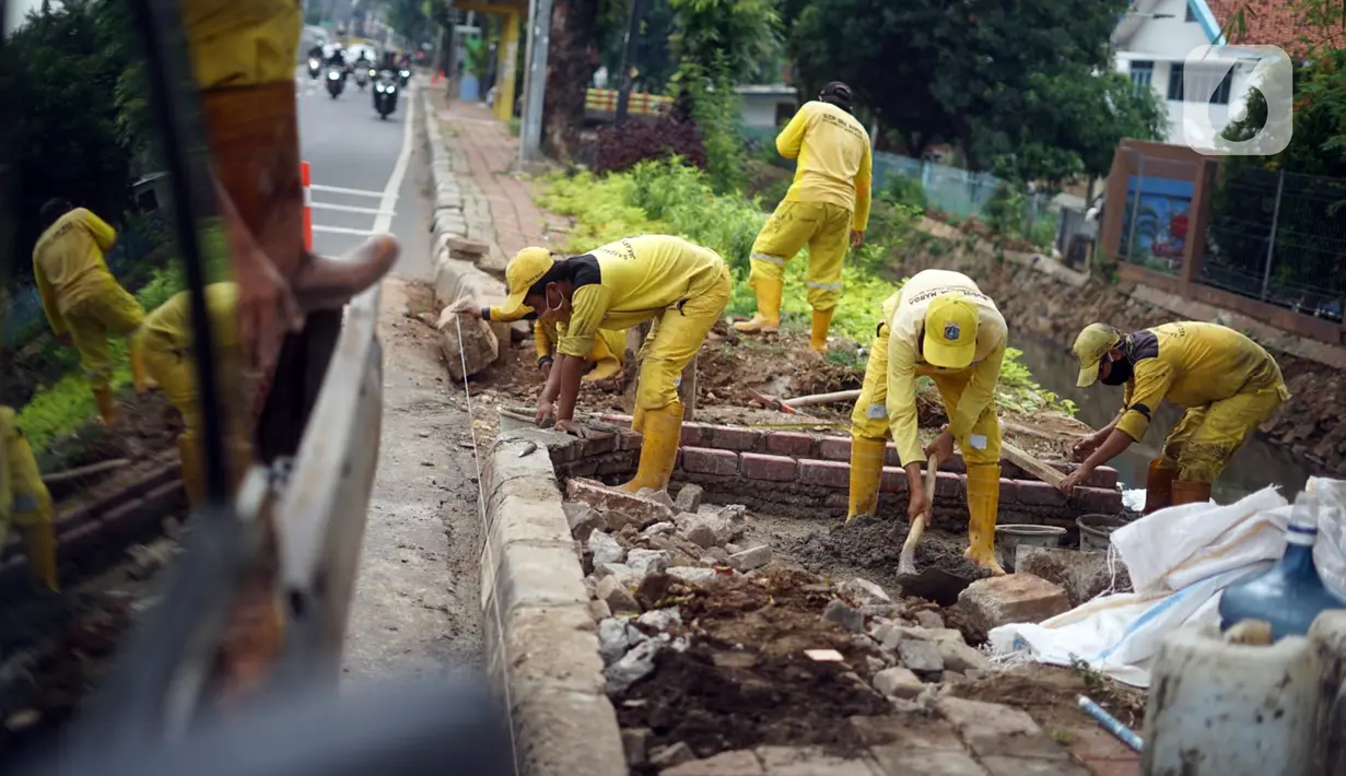 Petugas Sudin Bina Marga memerbaiki trotoar di Jalan Dr. Saharjo, Menteng Atas, Jakarta Selatan, Selasa (17/11/2020). Selama periode Januari hingga Oktober 2020, Suku Dinas (Sudin) Bina Marga Jakarta Selatan telah memperbaiki  6.132 titik trotoar di wilayahnya. (Liputan6.com/Immanuel Antonius)