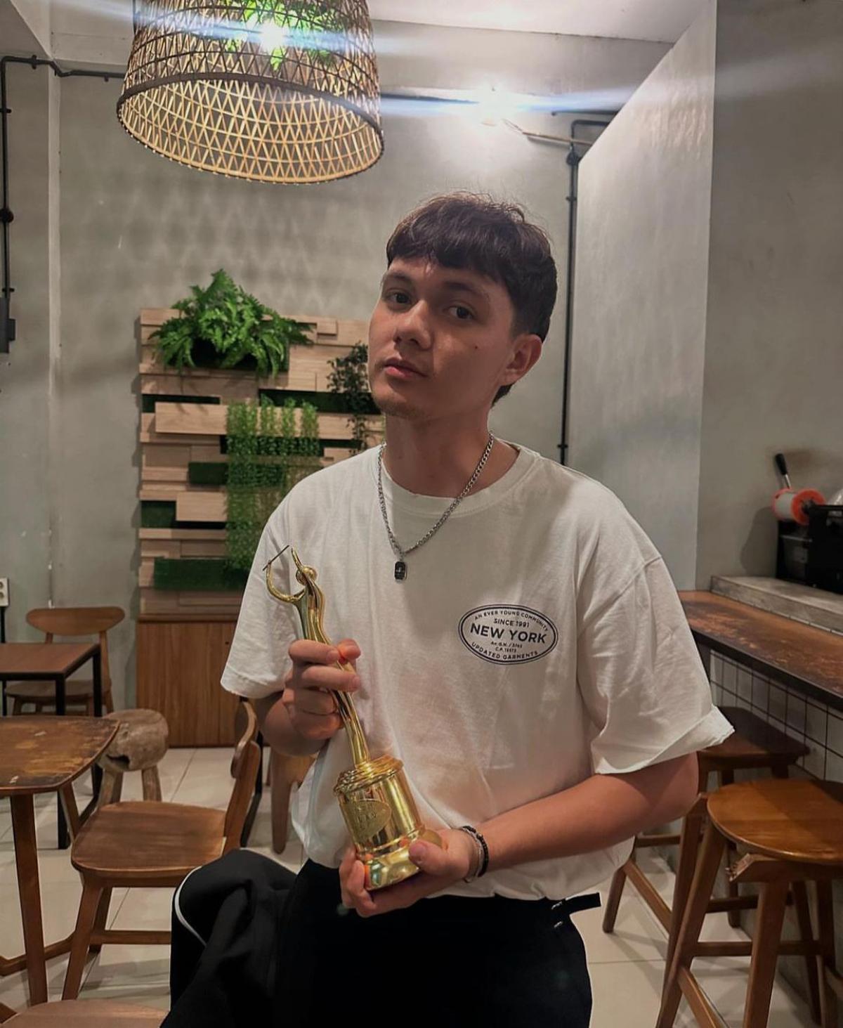 Nyoman Paul Menangi Penghargaan Pendatang Baru Terbaik di AMI Awards 2024, Sampaikan Kata Motivasi