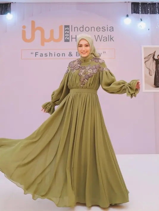 <p>Kali ini, Adelia Pasha tampil bak princess. Mengenakan gaun panjang yang flowy berwarna hijau tua, dipadu dengan hijab cokelat muda yang serasi. Sisa hijabnya ia masukkan ke dalam bagian leher gaun. Foto: Instagram.</p>