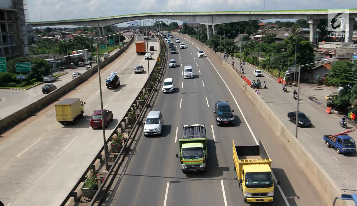 Sejumlah kendaraan melaju di ruas Tol Jakarta Outer Ring Road (JORR), Jakarta, Rabu (21/2). Pemerintah berencana mengintegrasi empat ruas Tol JORR. (Liputan6.com/Angga Yuniar)