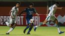Striker Persib Bandung, Frets Butuan (tengah) berusaha melewati dua pemain Persebaya Surabaya dalam laga perempatfinal Piala Menpora 2021 di Stadion Maguwoharjo, Sleman, Minggu (11/4/2021). Persib menang 3-2 atas Persebaya. (Bola.com/M Iqbal Ichsan)