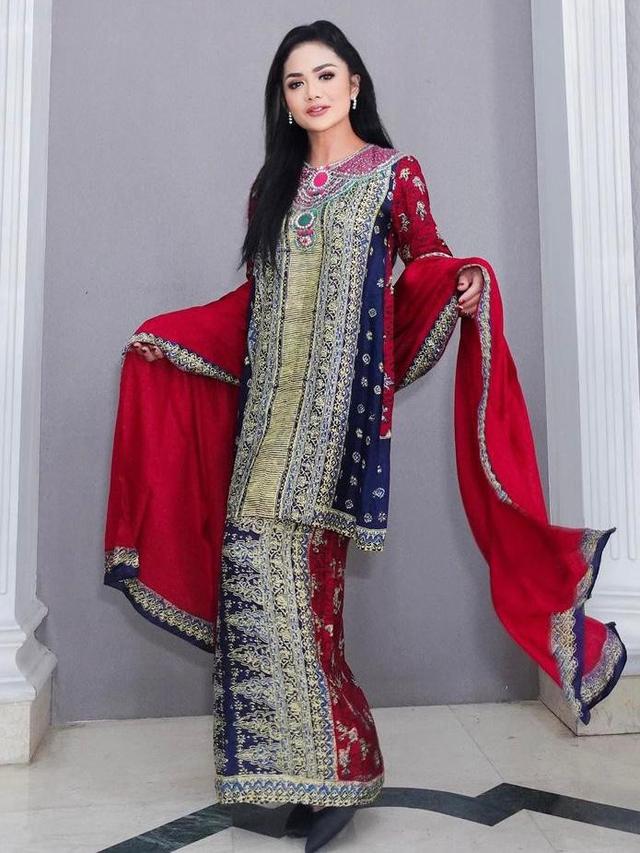 6 Ide Padu Padan Tunik Batik dari Tissa Biani hingga Adelia Pasha