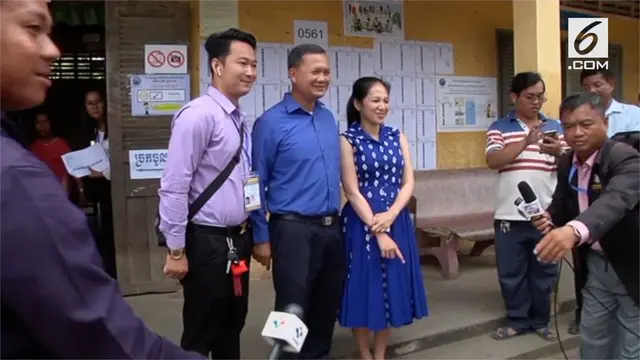 Hun Manet, anak pertama dari Perdana Menteri Hun Sen memberikan hak suaranya di Pemilu Kamboja. Sampai saat ini, Hun Sen dan partai yang dipimpinnya, Cambodian People’s Party (CPP) telah berkuasa selama 33 tahun di Kamboja.