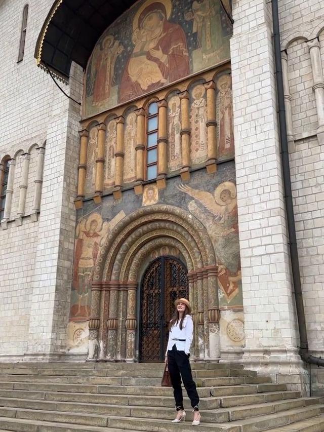 7 Potret Luna Maya yang Kini Liburan di Moscow Ini Tampil Curi Perhatian