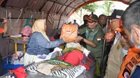 Kepala BNPB Letjen TNI Suharyanto memberikan bantuan bagi para pasien Gempa Cianjur di rumah sakit lapangan di Kabupaten Cianjur, Jawa Barat, Selasa (22/11/2022). (Dok Badan Nasional Penanggulangan Bencana/BNPB)