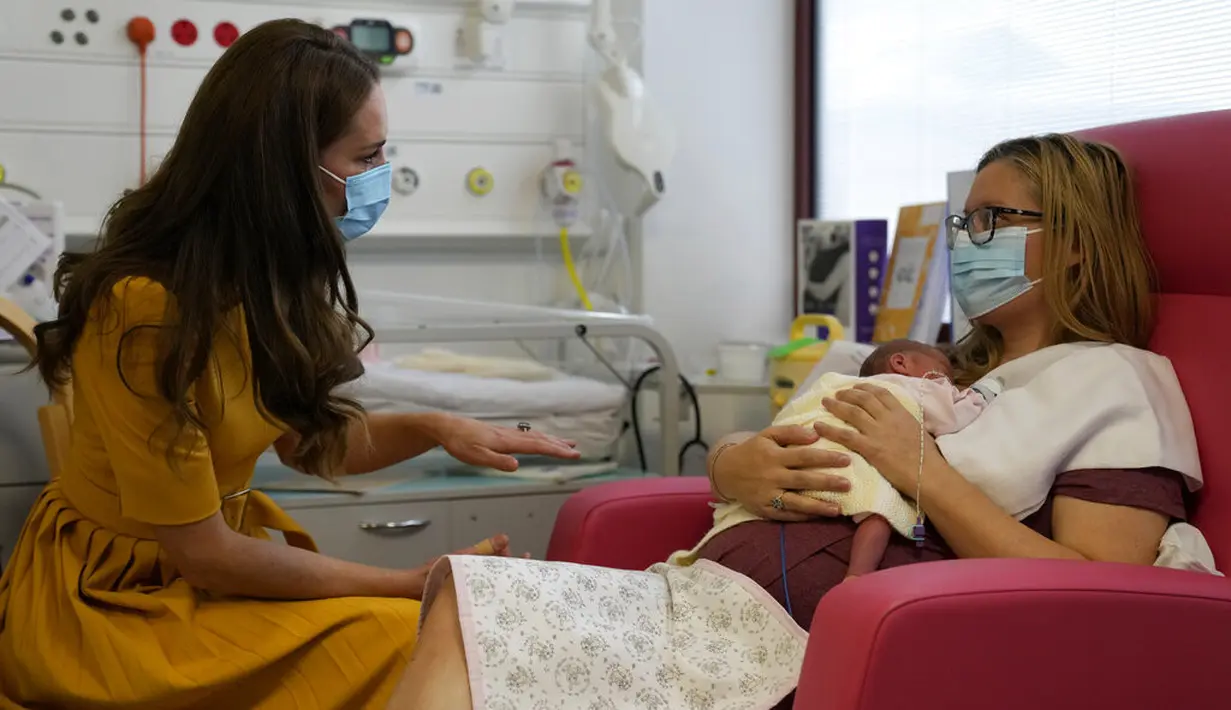 <p>Dilansir dari People, selain para staf, Kate Middleton juga bertemu dengan Szilvia Novak, seorang wanita yang melahirkan bayi prematur enam minggu yang diberi nama Bianca. (Foto: AP Photo/Alastair Grant, Pool)</p>