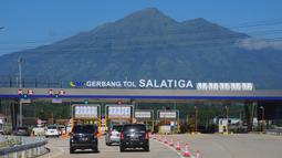 Kegagahan Gunung Merbabu yang mengiringi para pengguna jalan Tol Bawen-Salatiga. Selain keindahan gunung ini, ruas Tol Bawen-Salatiga juga menghandirkan landscape indah perbukitan, pepohonan, perkebunan, hingga pedesaan di kanan dan kirinya. Kontur jalannya pun sedikit berkelok dengan tak sedikit tanjakan serta turunan. (Source: Ist)