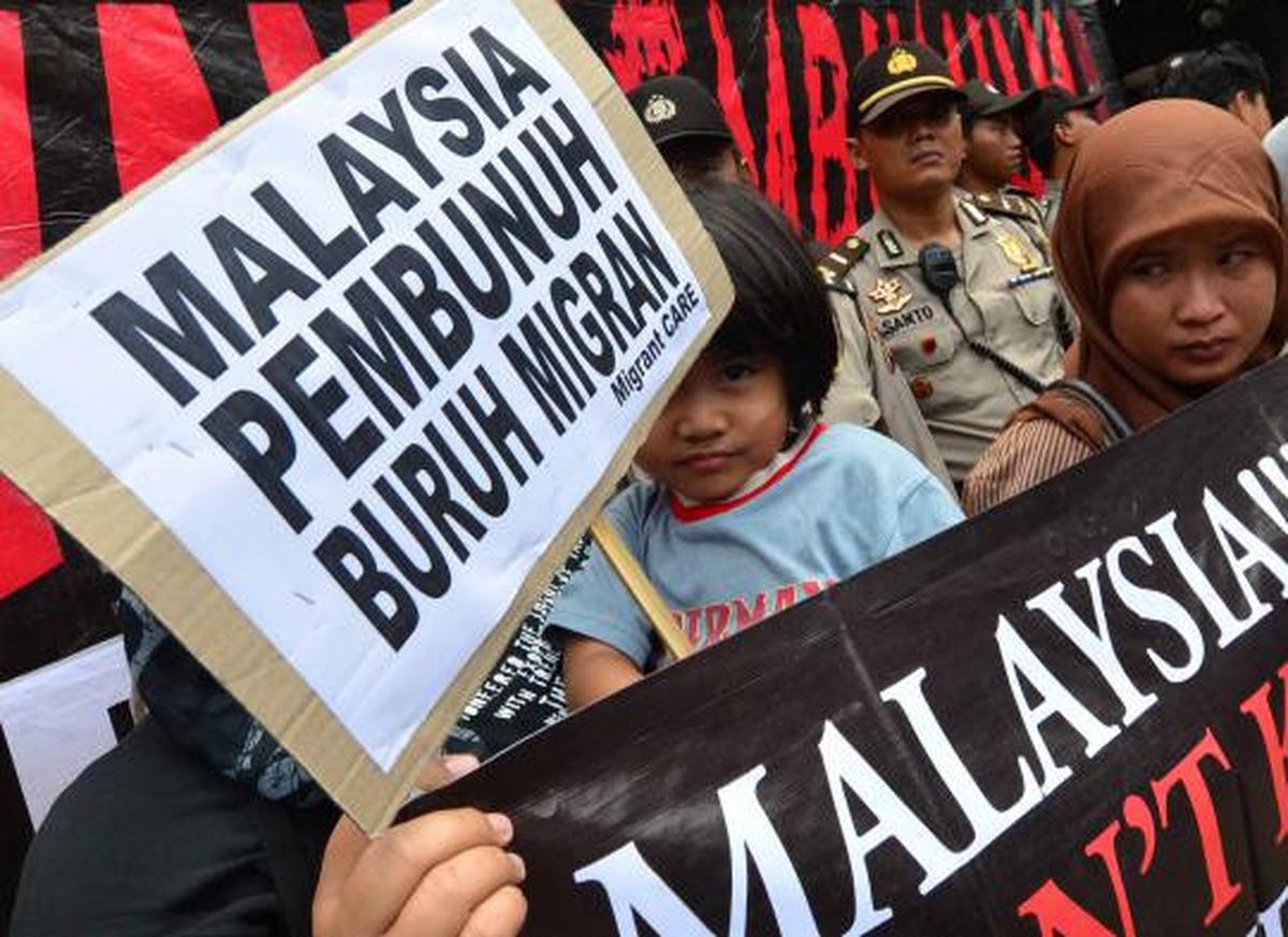Demonstran yang tergabung dalam Migrant Care menggelar aksi di depan K 