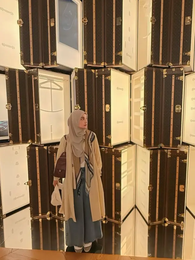 Gaya Layering Modest Shireen Sungkar Saat Berkunjung ke World Expo 2025 di Osaka, Perpaduan Elegansi dan Kasual untuk Travelling
