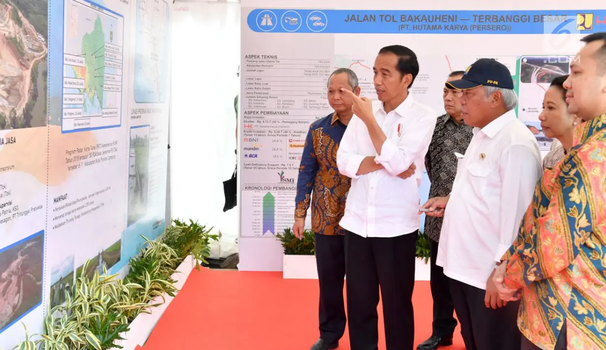 Presiden Jokowi (dua kiri) bersama Gubernur Lampung Muhammad Ridho (kanan) dan sejumlah menteri berdialog saat peresmian Tol Bakauheni di Lampung Selatan, Lampung, Minggu (21/1). (Liputan6.com/Pool/Biro Setpres)