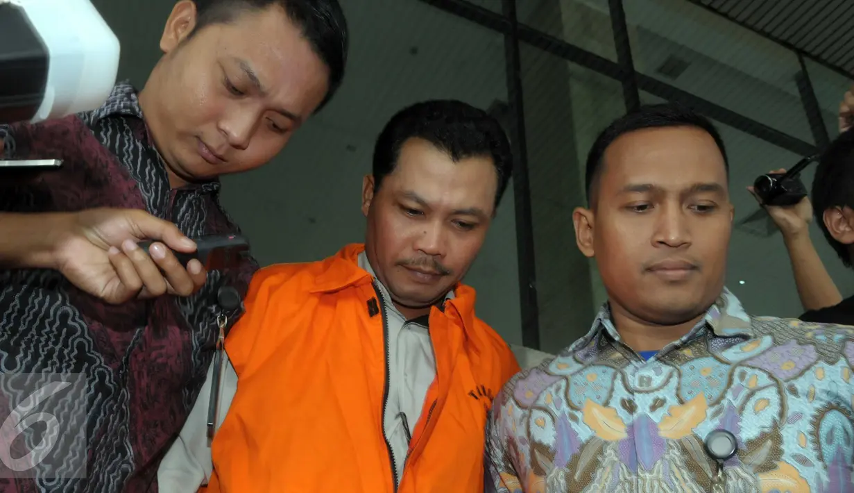 Dandung Pamularno usai menjalani pemeriksaan KPK, Jakarta, Jumat (4/1). Dandung menjadi tersangka kasus penyuapan oknum di Kejati DKI Jakarta yang diamankan dalam operasi tangkap tangan. (Liputan6.com/Helmi Afandi)