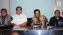 Plt Ketua Umum Partai Golkar, Idrus Marham (ketiga kiri) saat menerima 31 pimpinan DPD 31 DPD Partai Golkar di Jakarta, Rabu (6/12). 31 DPD Partai Golkar datang menyerahkan surat permohonan pelaksanaan Munaslub. (Liputan6.com/Helmi Fithriansyah)