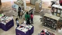 Pengunjung berbelanja dalam Mall Lotte Shopping Avenue, Jakarta, Rabu (21/7/2022). Pemerintah Indonesia mulai mewajibkan vaksinasi lanjutan atau booster Covid-19 sebagai syarat bepergian dan masuk ke tempat umum, salah satunya mal sejak 17 Jui 2022. (Liputan6.com/Faizal Fanani)