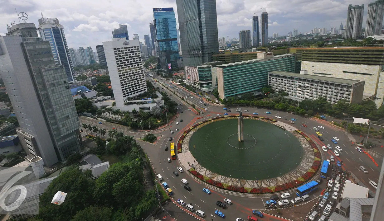 Suasana gedung bertingkat di kawasan Bundaran HI, Jakarta, Rabu (21/12).  Hingga Desember awal ini penerimaan pajak sebesar 71 persen dari targetnya yang tertuang dalam APBNP sebesar Rp 1.355,2 triliun. (Liputan6.com/Angga Yuniar)