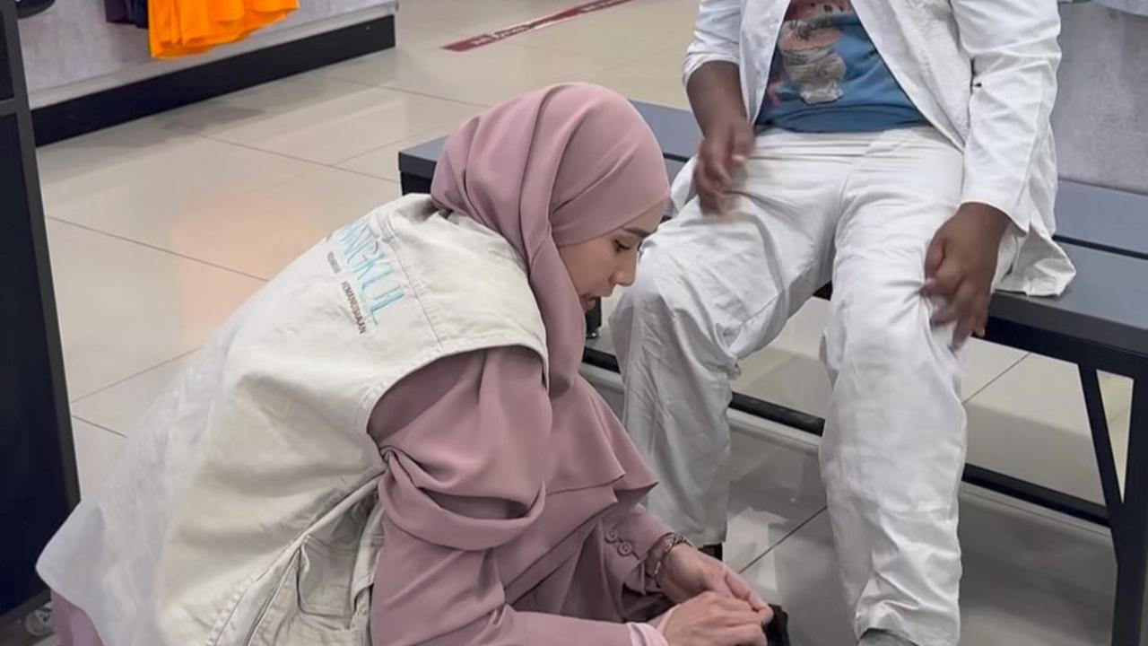 Zaskia Adya Mecca Belikan Sepatu Untuk Anak Kurang Mampu, Bahagia Akhirnya Punya Sepatu Pertama Dalam Hidup