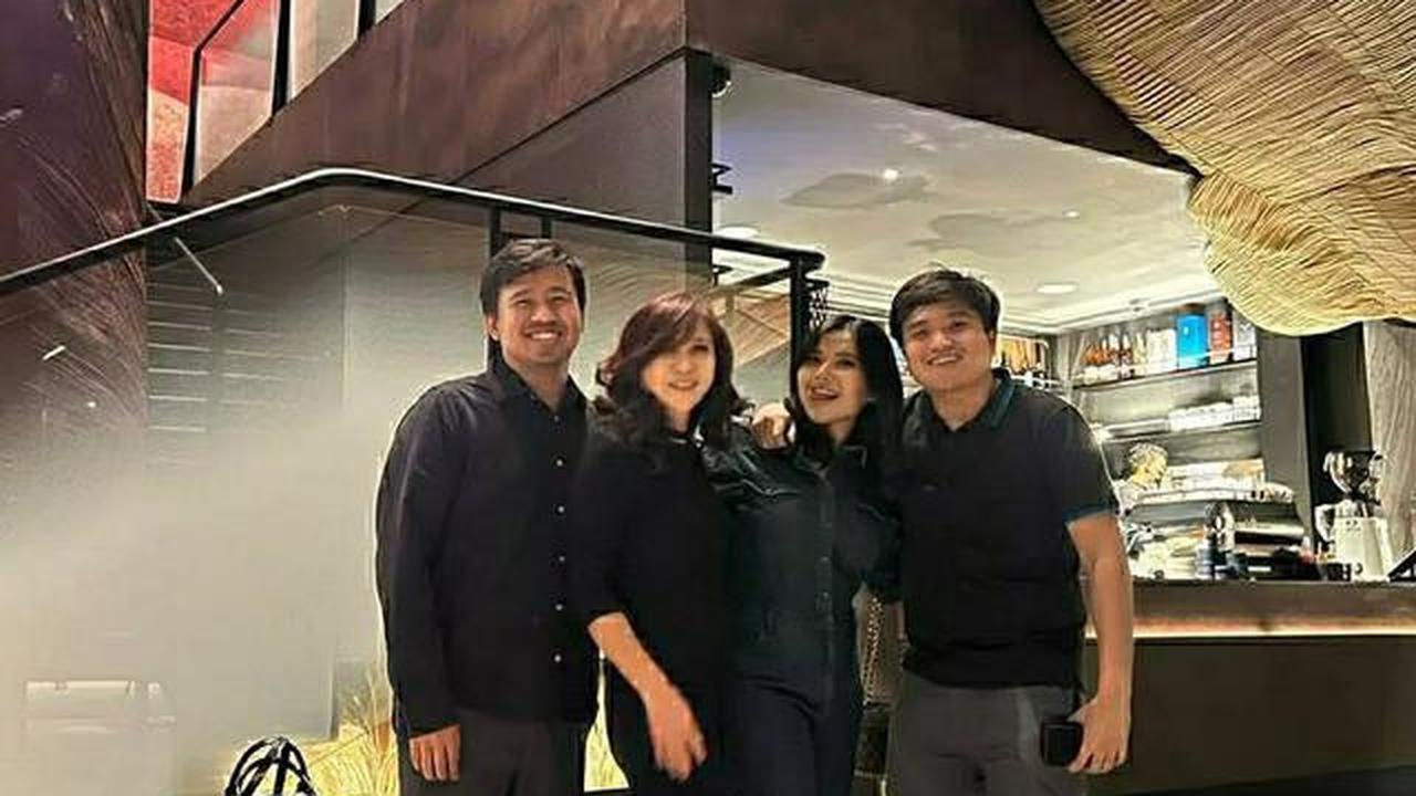 6 Potret Ibunda Joshua Suherman yang Jadi Sorotan, Awet Muda dan Berhati Mulia