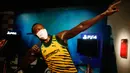 Sebuah makser dikenakan pada patung lilin pelari Jamaika, Usain Bolt di Madame Tussauds di Istanbul, Sabtu (11/7/2020). Dibuka kembali, sejumlah sosok tokoh terkenal di museum itu dipakaikan masker untuk meningkatkan kesadaran terhadap penyebaran Covid-19. (AP Photo/Emrah Gurel)
