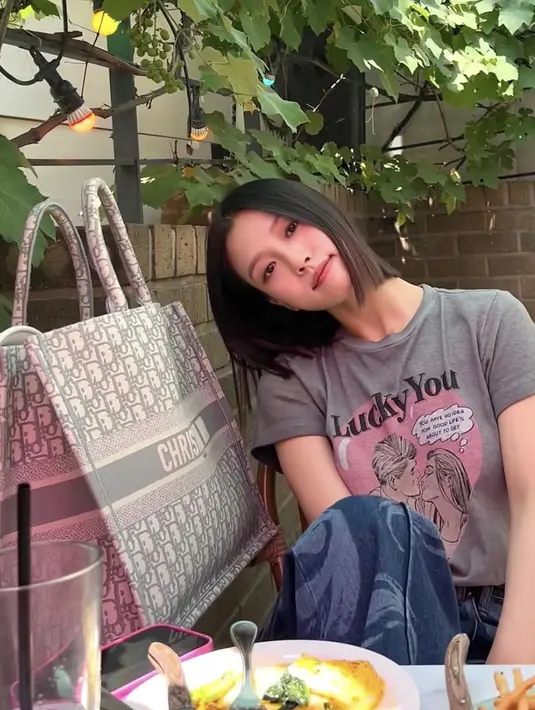 <p>Kali ini Go Min Si juga tampak memadukan gaya santainya dengan tas Dior yang begitu ikonis. [Foto: Instagram/ Go Min Si]</p>