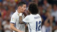 Penyerang Real Madrid, James Rodriguez melakukan selebrasi bersama Marcelo pada La Liga Spanyol di Stadion Santiago Bernabeu, Madrid, (24/4). Barcelona menang atas  Real Madrid dengan skor 3-2. (AP Photo/Francisco Seco)