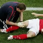 Michael Owen saat mendapatkan cedera pada salah satu pertandingan Piala Dunia 2006 di Jerman (Foto: Telegrahph)