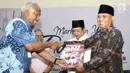 Mantan Ketua KPK Taufiqurrahman Ruki memberikan buku ke Ketua KPK Agus Rahardjo saat peluncuran buku "14 Tahun Perjalanan KPK" di Gedung KPK, Jakarta (23/5). (Liputan6.com/Herman Zakharia)