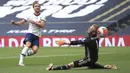 Striker Tottenham Hotspur, Harry Kane, mencetak gol ke gawang Leicester City pada laga Premier League di London, Minggu (19/7/2020). Tottenham Hotspur menang tiga gol tanpa balas. (Adam Davy/Pool Photo via AP)