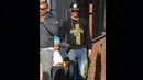 Di tengah kesibukannya menjadi pesepakbola, ternyata tak membuat Cristiano Ronaldo lupa tugasnya sebagai seorang ayah. Tampak Ronaldo menjemput anaknya dari sekolah, Madrid, Selasa (27/1/2015). (Dailymail)