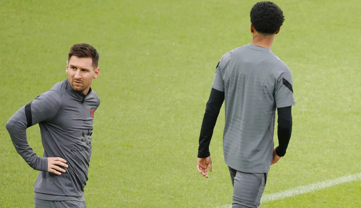 Penyerang PSG, Lionel Messi (kiri) tiba mengikuti sesi latihan tim di Stadion Jan Breydel di Bruges, Belgia, Selasa (14/9/2021). PSG akan melawan Club Brugge pada Grup A Liga Champions di Stadion Jan Breydel. (AP Photo/Olivier Matthys)