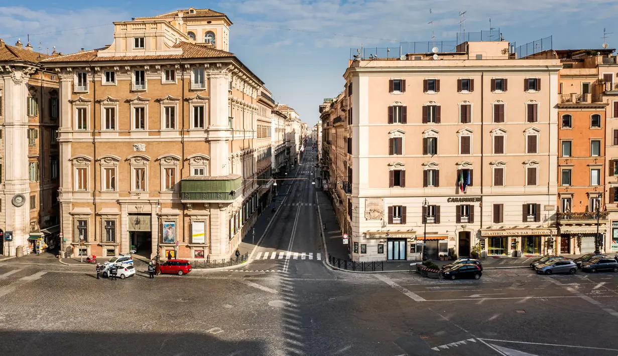 Foto udara pagi pada 30 Maret 2020, jalan utama Piazza Venezia dan Via del Corso yang sepi selama penerapan penutupan nasional atau lockdown di Roma. Roma menjelma bak kota mati pasca pemerintah Italia memberlakukan aturan lockdown untuk mencegah penyebaran virus corona. (Elio CASTORIA/AFP)
