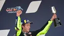 Pembalap Monster Energy Yamaha Valentino Rossi merayakan di podium setelah balapan Grand Prix Andalucia di trek balap Jerez di Jerez de la Frontera pada 26 Juli 2020. Rossi telah berkiprah di balapan MotoGP selama 26 musim dengan sembilan kali menjadi juara dunia. (AFP/Javier Soriano)
