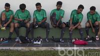 Para pemain Timnas Indonesia U-19 bersiap-siap memakai sepatu saat akan memulai latihan. Training Center tahap pertama yang diikuti 35 pemain ini akan berlangsung hingga 6 April mendatang. (Bola.com/Vitalis Yogi Trisna)