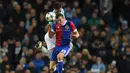 Gelandang FC Basel Kevin Bua berebut bola dengan bek Manchester City Aymeric Laporte saat pertandingan Liga Champions leg kedua  di Stadion Etihad, Manchester (7/3). Pada pertandingan ini Manchester City kalah 1-2 atas FC Basel. (AFP Photo / Oli Scarff)