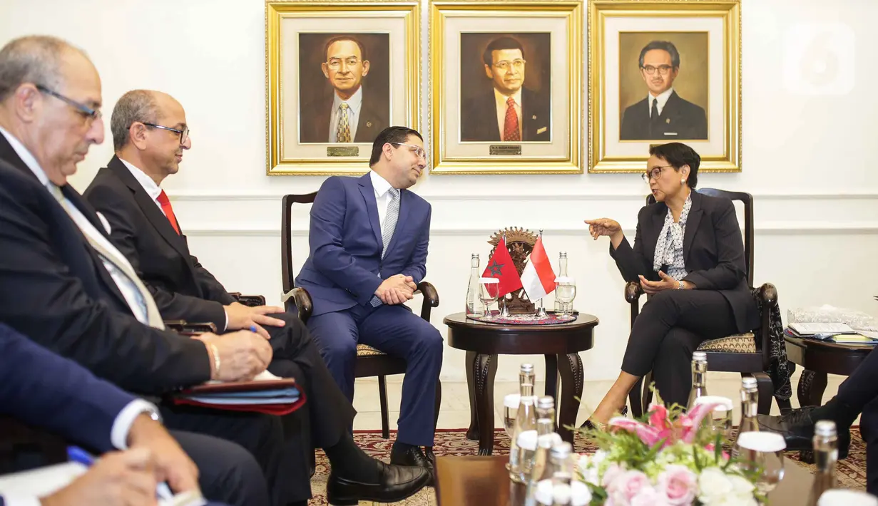 Menteri Luar Negeri RI, Retno Marsudi berbincang dengan Menteri Luar Negeri Maroko, Nasser Bourita di kantor Kemenlu, Jakarta, Senin (28/10/2019). Pertemuan tersebut membahas hubungan bilateral antara kedua negara. (Liputan6.com/Faizal Fanani)