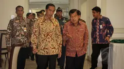 Presiden Jokowi dan Wapres Jusuf Kalla saat tiba untuk memimpin sidang kabinet paripurna di kantor Presiden, Jakarta, Selasa (19/5). Rapat tersebut membahas persiapan menjelang Ramadhan dan Hari Raya Idul Fitri (Liputan6.com/Faizal Fanani)