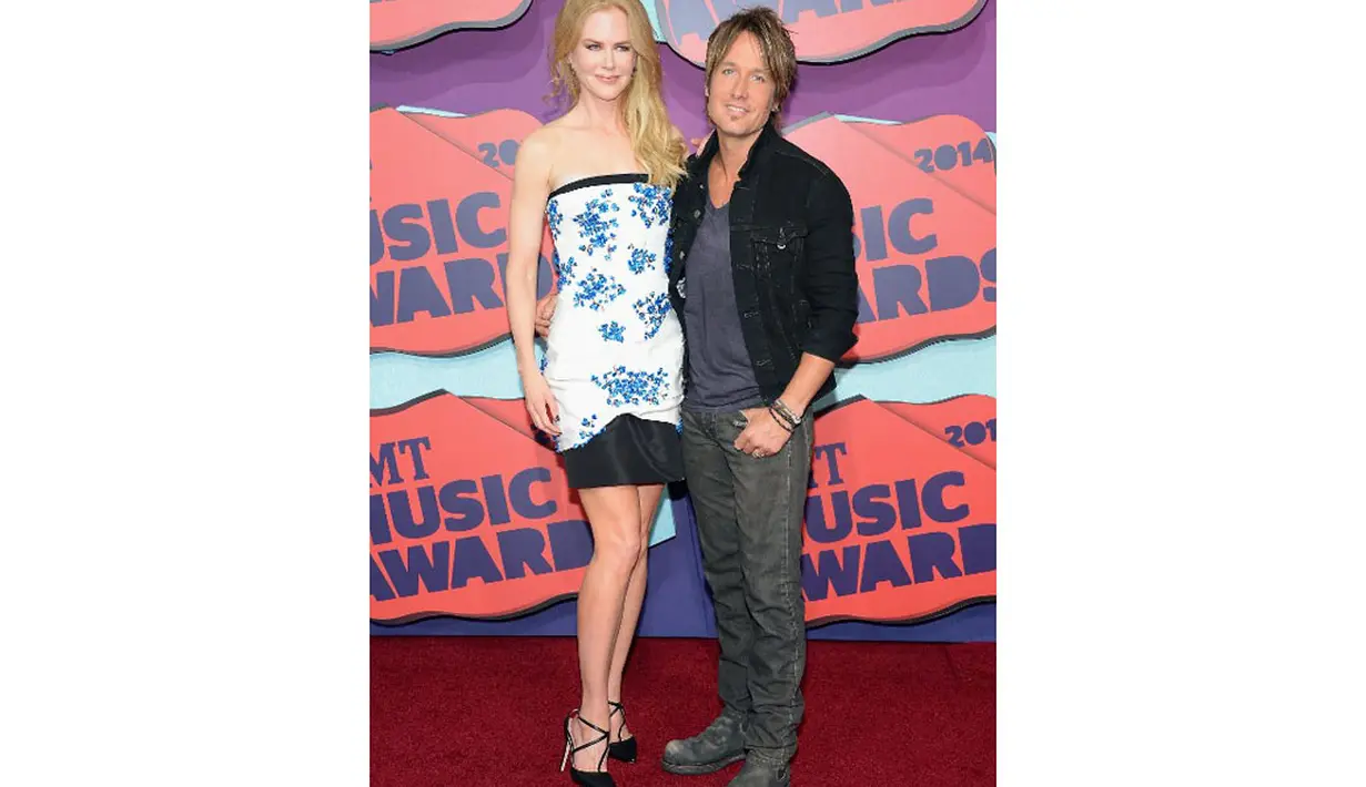Nicole Kidman dan Keith Urban menyempatkan berpose sebelum menyaksikan ajang CMT Music Awards 2014 di Bridgestone Arena, Nashville, Tennessee, (4/6/2014). (AFP/Michael Loccisano)