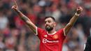 Bruno Fernandes mencetak hattrick kala Manchester United membantai Leeds United 5-1 di pekan pertama Liga Inggris musim ini. Hal tersebut membuat Bruno menjadi pemain kedua yang mampu mencetak trigol pada laga pembuka Liga Inggris, setelah Lou Maccari pada 1977 silam. (AFP/Adrian Dennis)