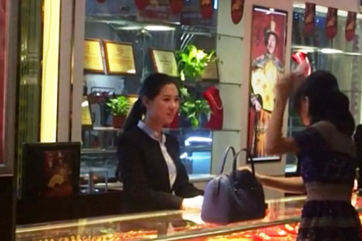 "Kau pikir aku tak mampu membelinya? Toko macam apa ini?" 
