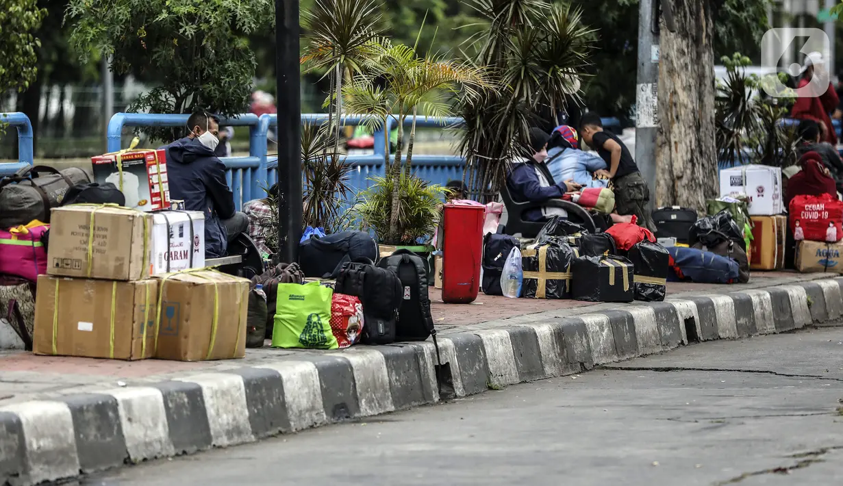 <p>Calon penumpang menunggu bus Antar Kota Antar Provinsi (AKAP) di Terminal Grogol, Jakarta Barat, Kamis (28/4/2022). Jelang Hari Raya Idul Fitri, Terminal Grogol mulai dipadati pemudik yang akan pulang ke kampung halaman untuk merayakan Lebaran. (Liputan6.com/Johan Tallo)</p>