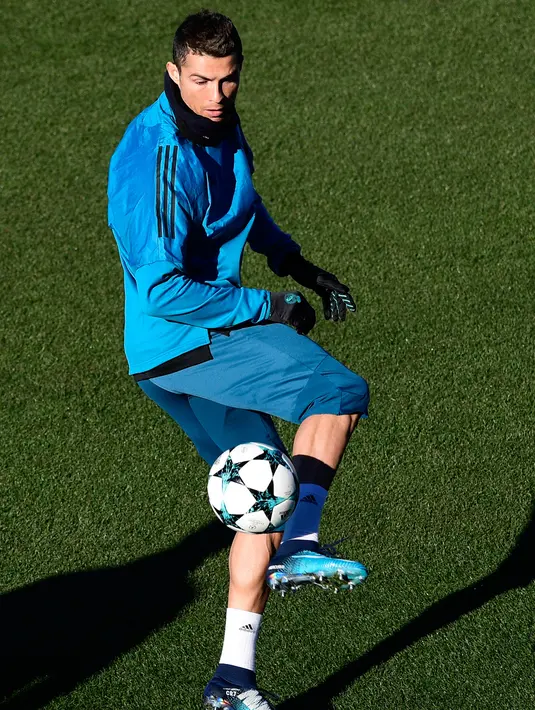 Penyerang Real Madrid, Cristiano Ronaldo mengontrol bola saat mengikuti latihan di  Valdebebas Sport City, Madrid (5/12). Madrid akan bertanding melawan Borussia Dortmund pada grup H Liga Champions. (AFP/Pierre-Philippe Marcou)
