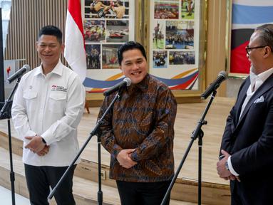Menpora RI, Erick Thohir, Ketua Komite Olimpiade Indonesia (KOI), Raja Sapta Oktohari, dan Duta Besar Indonesia untuk Malaysia, Mohammad Iman Hascarya Kusumo memberikan keterangan setelah melakukan pertemuan membahas SEA Games 2027 di Kantor Kemenpora RI, Senayan, Jakarta Pusat, Jumat (20/02/2026). (Bola.com/Nur Iman Ali)