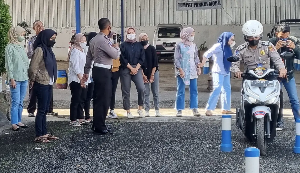 Polantas memberikan arahan safety riding kepada AO PNM Mekaar di Garut, Jawa Barat (13/02/2022). Kegiatan safety riding ini merupakan tindak lanjut atas program kerja K3 PT Permodalan Nasional Madani yang diikuti ratusan perempuan AO dari usai 18 hingga 22 tahun. (Liputan6.com/HO/PNM)