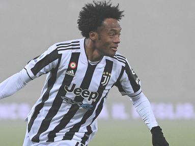 Lecce yang dikenal debagai tim yoyo di Liga Italia kembali promosi ke Serie A musim depan usai menjuarai Serie B di musim 2021/2022. Klub yang kini 10 persen sahamnya dibeli oleh CEO Emtek Alvin Sariaatmadja pernah diperkuat 5 pemain top dalam 10 tahun terakhir. Mau tau siapa saja? Yuk disimak uraiannya. (AFP/Vincenzo Pinto)