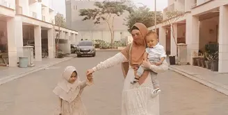 Rumah tangga Virgoun dan Inara Rusli sedang terancam kandas. Setelah sang istri membongkar perselingkuhannya, Virgon kini resmi melayangkan gugatan cerai. Inara berusaha untuk mempertahankan rumah tangganya meski sang suami berulang kali selingkuh. Berikut potret Inara momong anak-anak yang juga tak luput dari sorotan. [Instagram/mommy_starla]