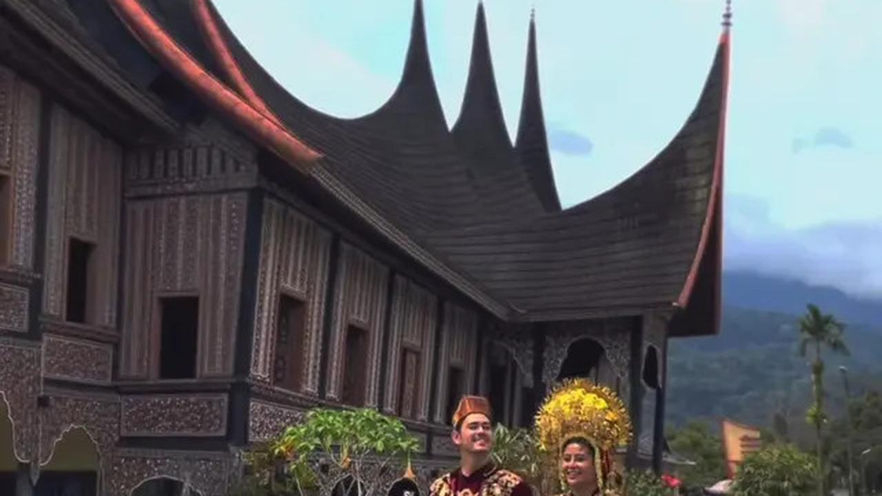 8 Potret Awkarin Ajak Pacar ke Padang, Bak Prewed Pakai Baju Adat